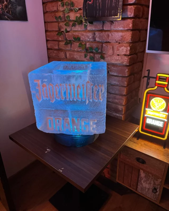 Stylová  bowle Jágr ORANGE !!!

#drink #jägermeister #bowle #party #ice #led #logo #lights #prague